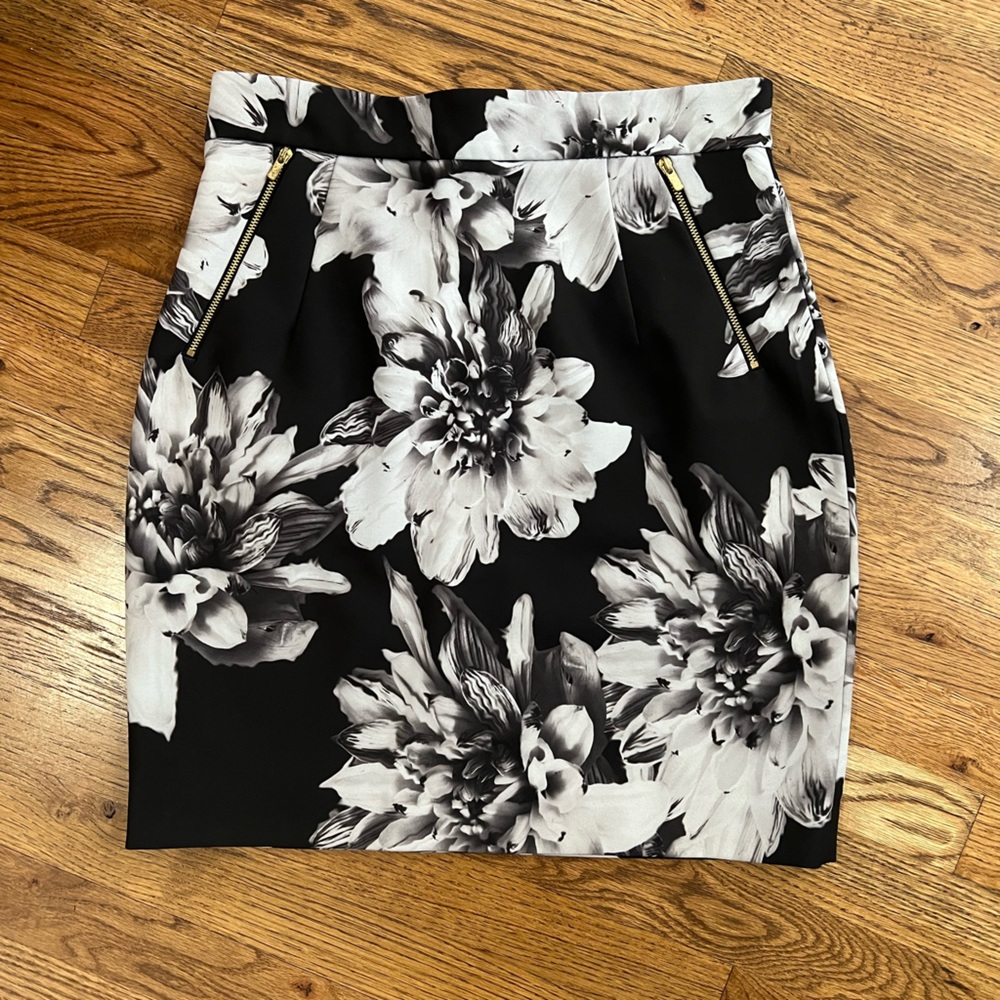 H&M dress skirt, front pockets, black and white floral print, size 10